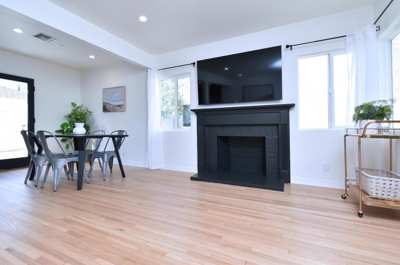 Casa de férias Beautiful Designer 4 Bed Near Universal Sleeps 10 Jacuzzi Los Angeles