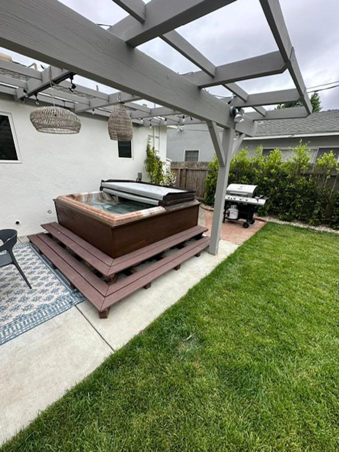 Casa de férias Beautiful Designer 4 Bed Near Universal Sleeps 10 Jacuzzi Los Angeles